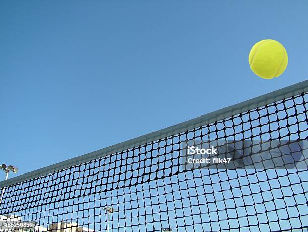 Tenis Piłka Na Netto Latający Na Niebieski Niebo W Tle - zdjęcia stockowe i więcej obrazów Piłka do tenisa