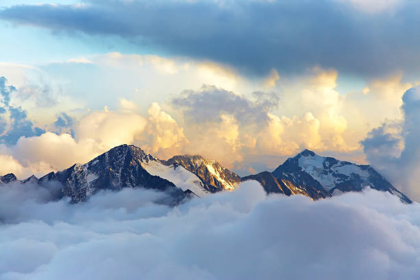 alpine berglandschaft - kreisel stock-fotos und bilder