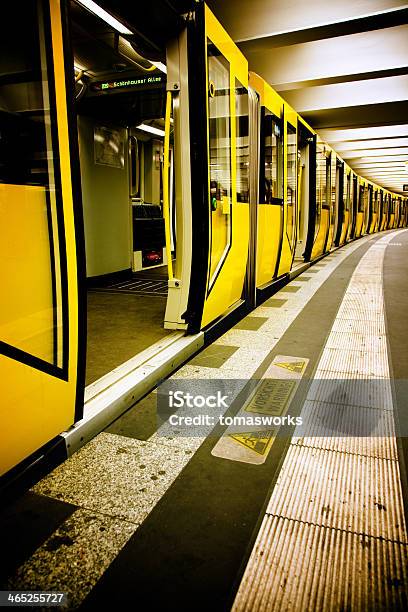Foto de Vazio De Trem Deixando A Estação De Metrô Em Berlim e mais fotos de stock de Berlim