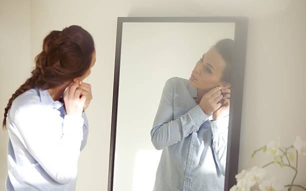 negócios mulher preparando-se para escritório - mirror women getting dressed clothing - fotografias e filmes do acervo