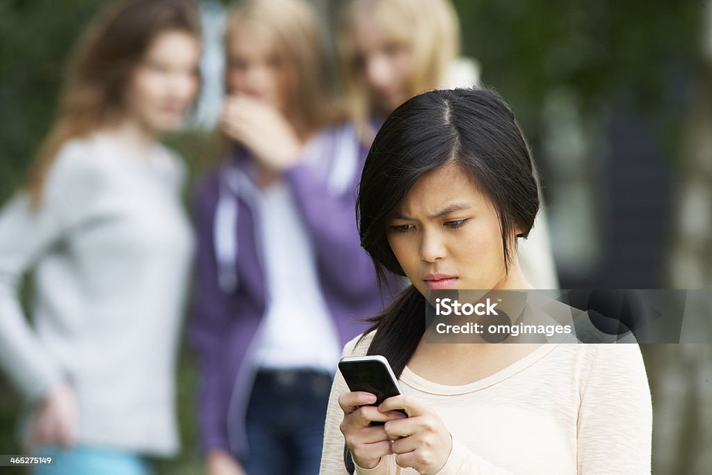 Adolescente être de harcèlement moral par SMS sur téléphone Mobile - Photo de Cyber-harcèlement libre de droits