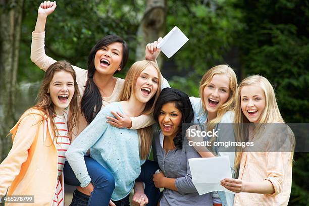 Seis Teenage Girls Celebra Éxito De Los Resultados De Pruebas Foto de stock y más banco de imágenes de Examen