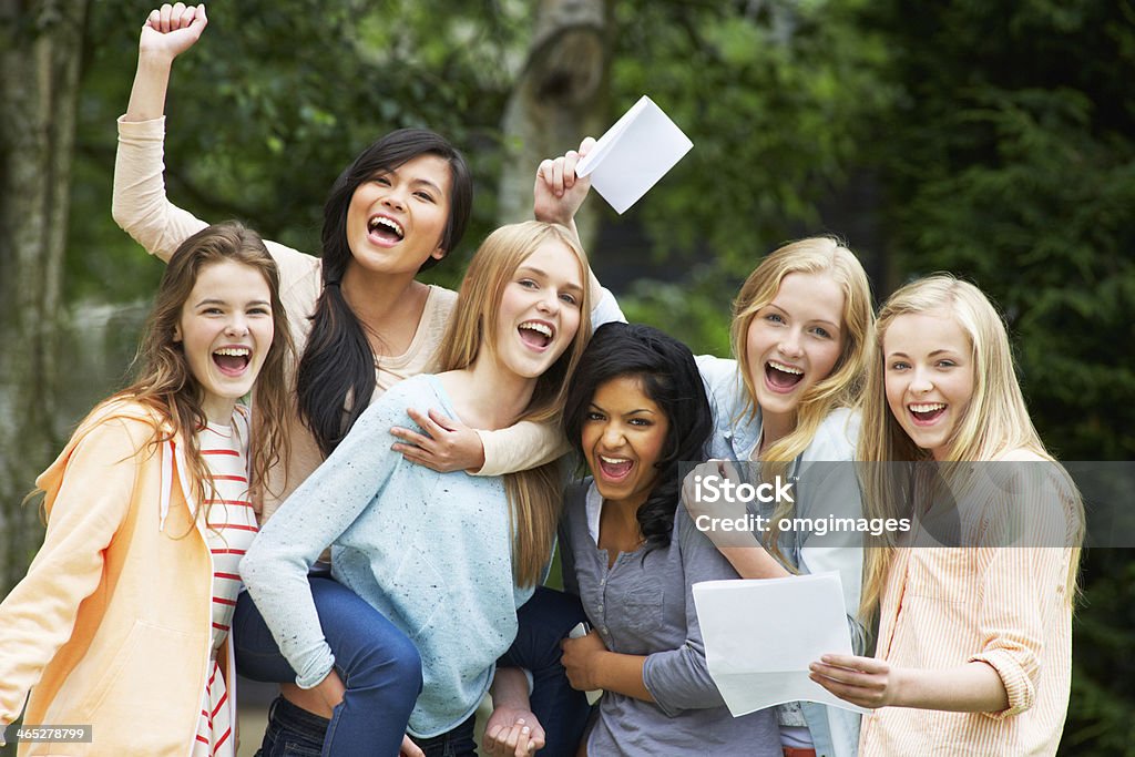 Seis Adolescentes Meninas comemorando sucesso resultados de exame - Foto de stock de Exame royalty-free