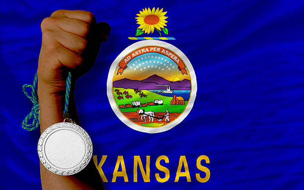 medalla de plata para deportes y bandera de kansas - kansas football fotografías e imágenes de stock