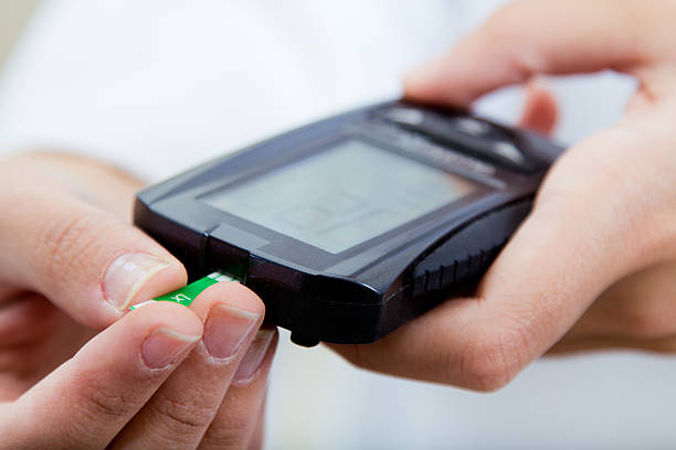 diabete-kontrolle test blood sugar mit glucometer - glaucometer analyzing blood equipment stock-fotos und bilder