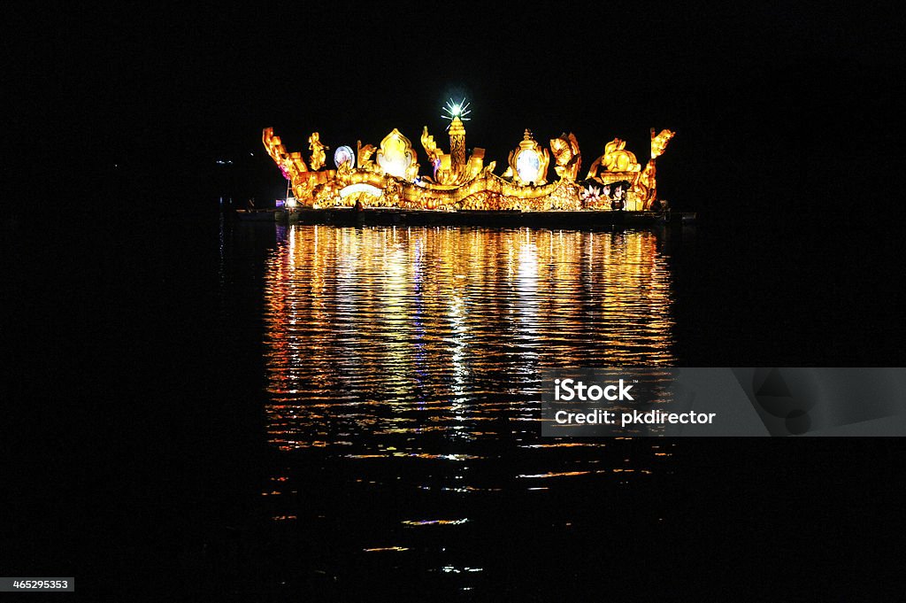 Iluminado Isan festival en bote - Foto de stock de Actividades recreativas libre de derechos