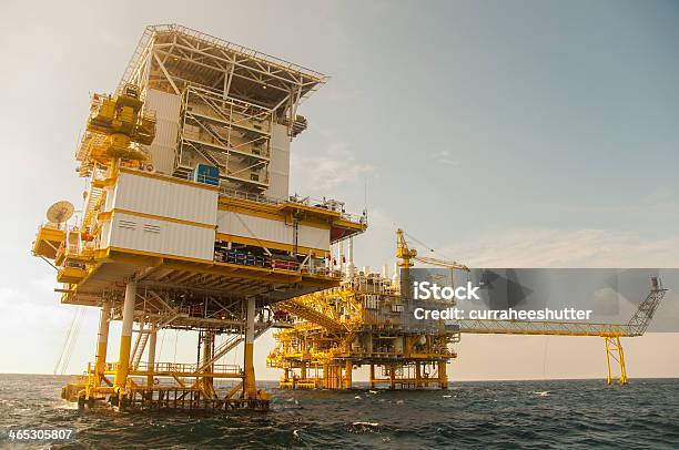 Óleo E Gás Indsutry No Golfo Ou Mar - Fotografias de stock e mais imagens de Abastecer - Abastecer, Acidente Natural, Azul