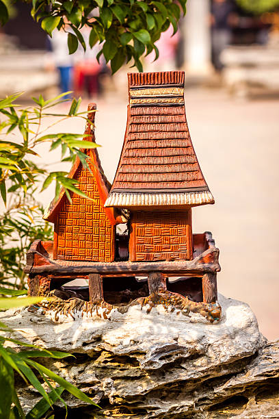 tradição casa do vietnã - roof tile nature stack pattern - fotografias e filmes do acervo