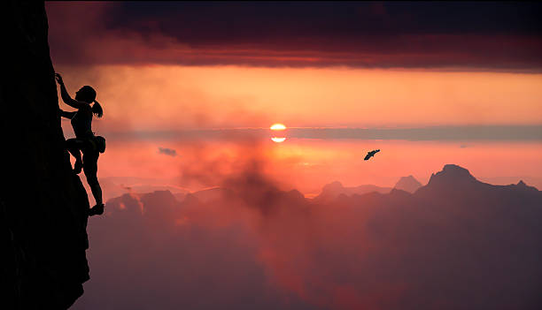 rock féminin de montée d'escaliers et coucher de soleil sur la montagne - mountain rock sun european alps photos et images de collection