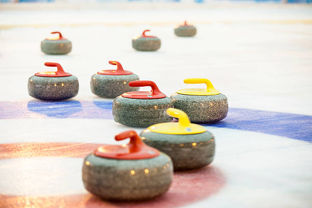 curling - throwing people stone tossing imagens e fotografias de stock