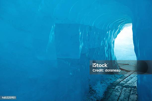 Foto de Dentro Da Azul Geleira Rhonervalais Suíça e mais fotos de stock de Alpes europeus - Alpes europeus, Azul, Bernese Oberland