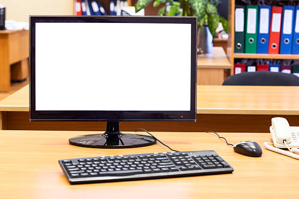 monitor computer, tastatur und maus auf dem schreibtisch, am arbeitsplatz - breitwand stock-fotos und bilder