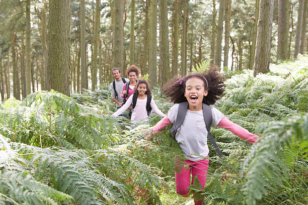 가족 단체 하이킹 in woods 함께 - hiking family looking at camera daughter 뉴스 사진 이미지