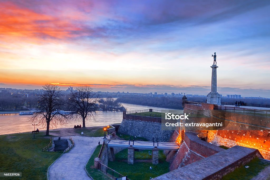 Statua di vittoria con un monumento a Belgrado, Serbia - Foto stock royalty-free di Belgrado - Serbia