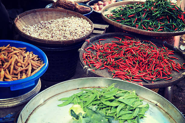 mae klong, tajlandia rynku kolejowych - asian cuisine close up garlic vegetable zdjęcia i obrazy z banku zdjęć