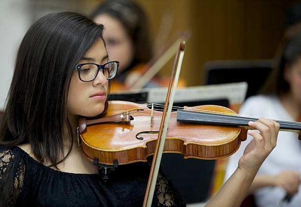 маленькая девочка скрипка игрок в концерт - latin american and hispanic ethnicity child violin music стоковые фото и изображения