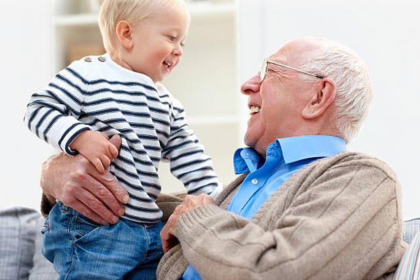 szczęśliwy dziadek i wnuczek razem w domu - grandfather baby grandson grandparent zdjęcia i obrazy z banku zdjęć