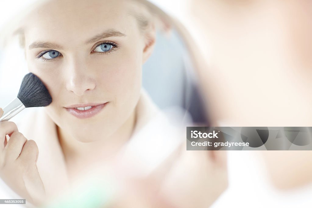 Creare un look fresco-face - Foto stock royalty-free di Pennello da trucco