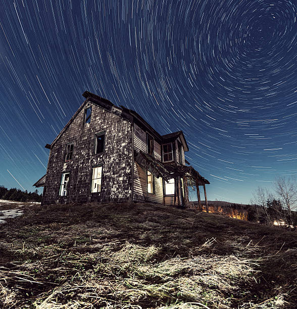 abandonado farm house en nova scotia por la noche - star trail clear sky tranquil scene circle fotografías e imágenes de stock