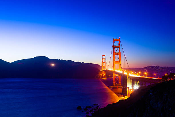bela vista de são francisco da ponte golden gate ao anoitecer - golden gate bridge panoramic california scenics imagens e fotografias de stock