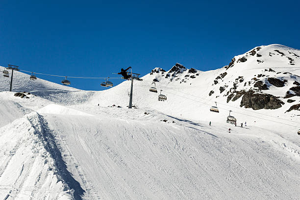 прыжки любителей лыж - powder snow skiing agility jumping стоковые фото и изображения
