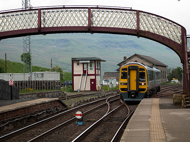 kirkby stephen estación, s'asienten en línea de trenes de carlisle, cumbria - kirkby stephen fotografías e imágenes de stock