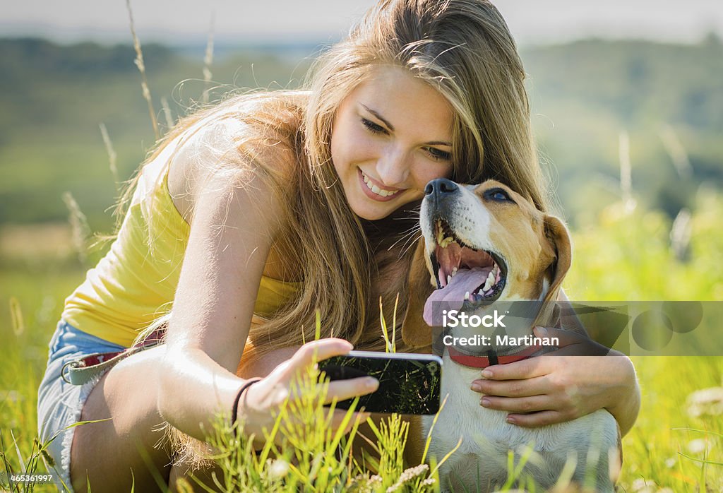 犬と女性の幸せな思い出作り - ティーンエイジャーのロイヤリティフリーストックフォト