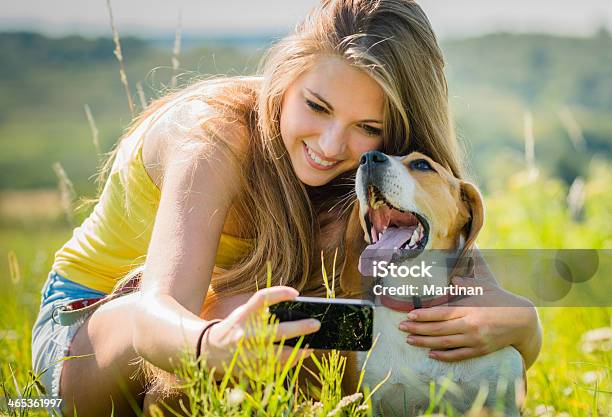 犬と女性の幸せな思い出作り - ティーンエイジャーのストックフォトや画像を多数ご用意 - ティーンエイジャー, 女性, 屋外
