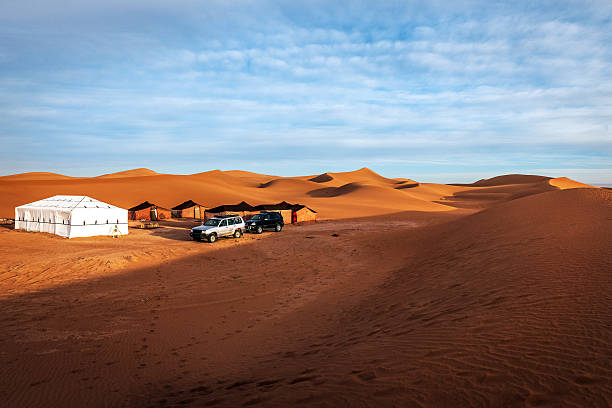 キ��ャンプは、モロッコ、サハラ、北アフリカ - landscape desert wave pattern erg chebbi dunes ストックフォトと画像