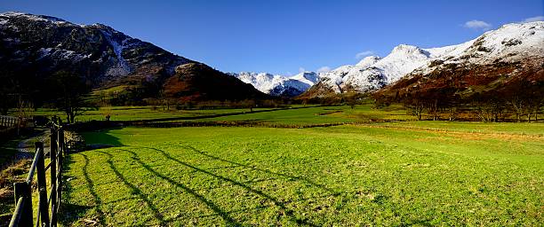 langdale vale - panoramic langdale pikes english lake district cumbria imagens e fotografias de stock