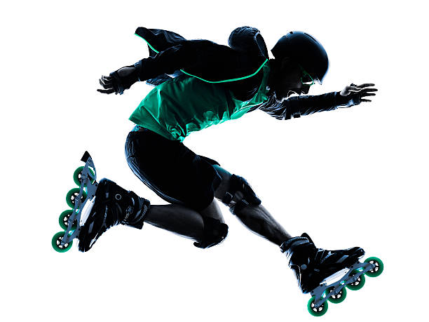 homem roller blading silhueta de skatista patins inline - patins em linha - fotografias e filmes do acervo