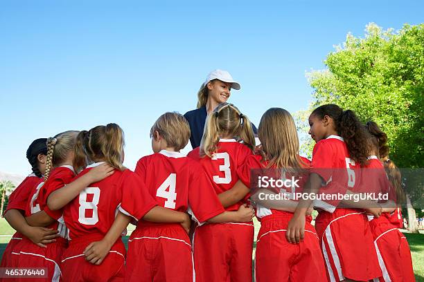 Photo libre de droit de Filles De Léquipe De Football banque d'images et plus d'images libres de droit de Football - Football, S'enlacer, Enfant