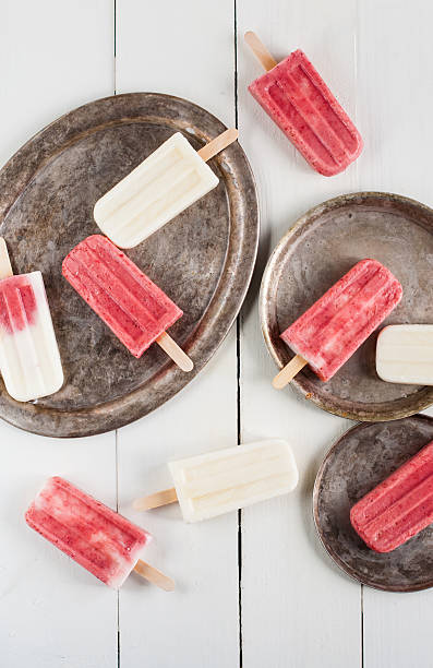 istock Creamy and strawberry popsicles 465381022