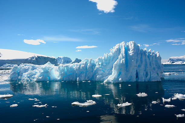 a bela azul gelo com o reflexo - climate change south pole antarctica imagens e fotografias de stock