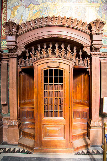 confessional a basílica de notre-dame de fourviere em lyon, frança - confession booth curtain church nobody - fotografias e filmes do acervo