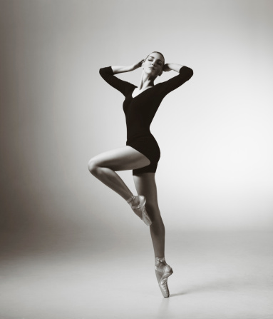 Young ballet dancer posing in studio.