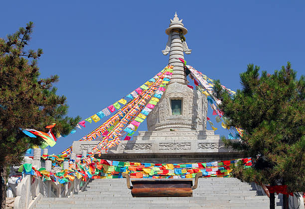 stupa budista perto wusutuzhao templo, daqing montanha, da china, da mongólia interior - gold pagoda temple synagogue imagens e fotografias de stock