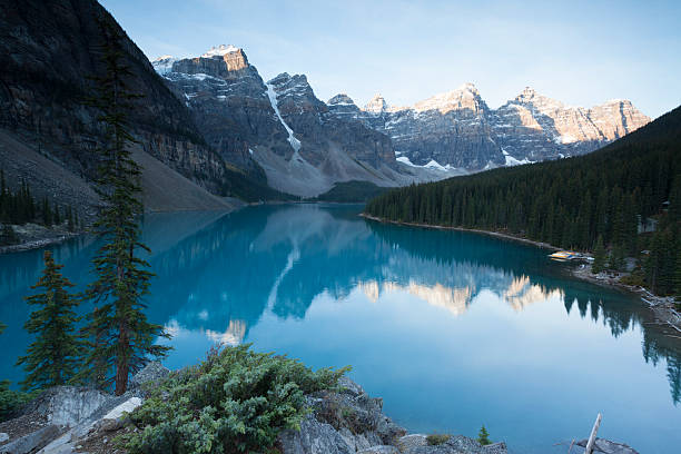 moraine lake banff national park, - rockie mountains fotos - fotografias e filmes do acervo