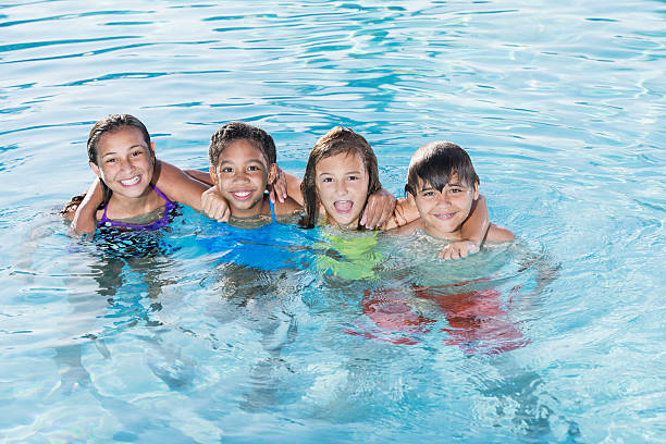 niños jugando en la piscina. - early teens child swimming pool swimming fotografías e imágenes de stock