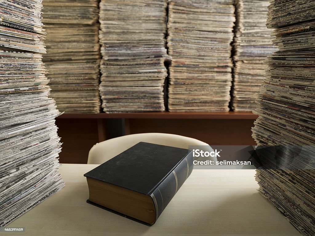 Твердый переплет черная Книга на столе в библиотеке газета архив - Стоковые фото Архивы роялти-фри