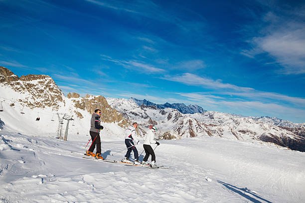 narciarstwo klasy na stok w górach - winter friendship france italy zdjęcia i obrazy z banku zdjęć