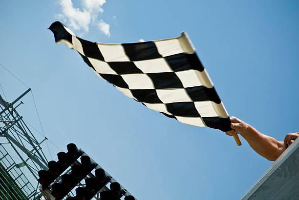 a bandeira de verificação-borrão de movimento - motocross leisure activity sport motorcycle racing imagens e fotografias de stock