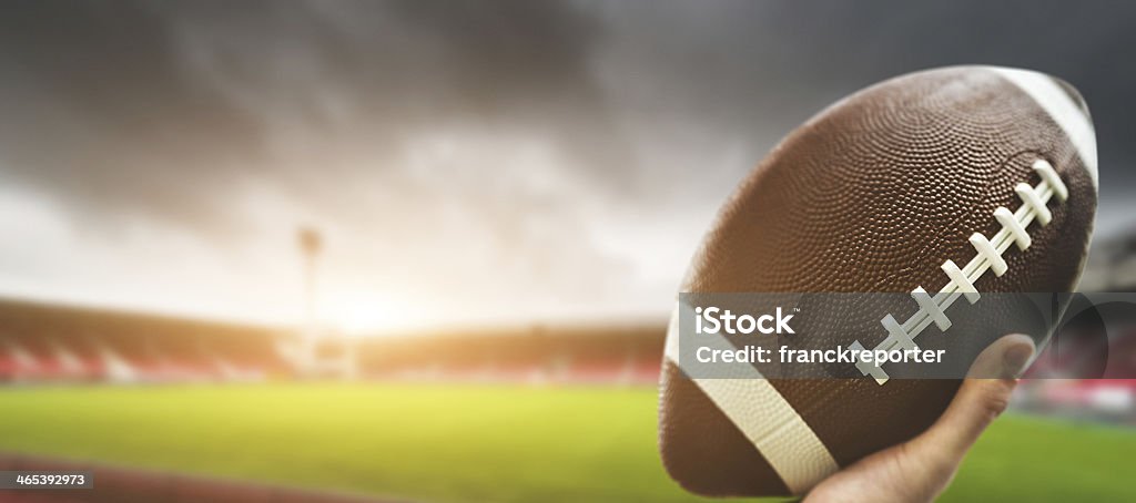 American football ball auf das Stadion - Lizenzfrei Amerikanischer Football Stock-Foto
