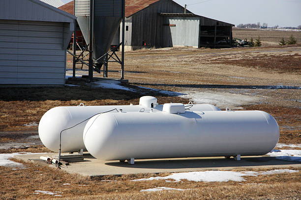 propane tanks offrent un grand confort dans l'iowa hiver - réservoir de stockage photos et images de collection