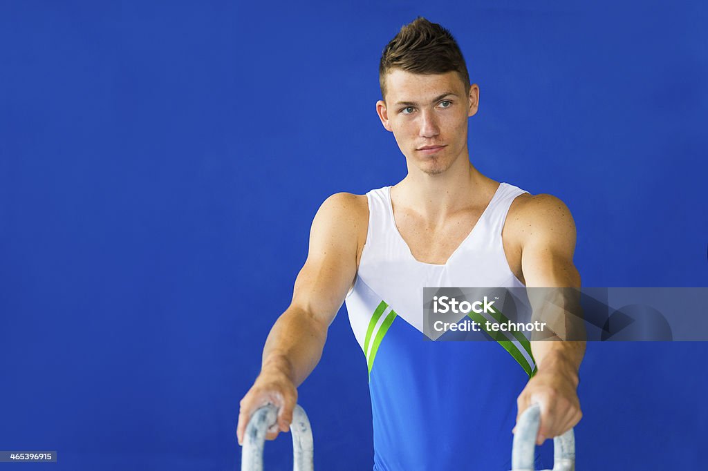 Mâle gymnaste prêt pour des performances à cheval sur le côté - Photo de Fond coloré libre de droits