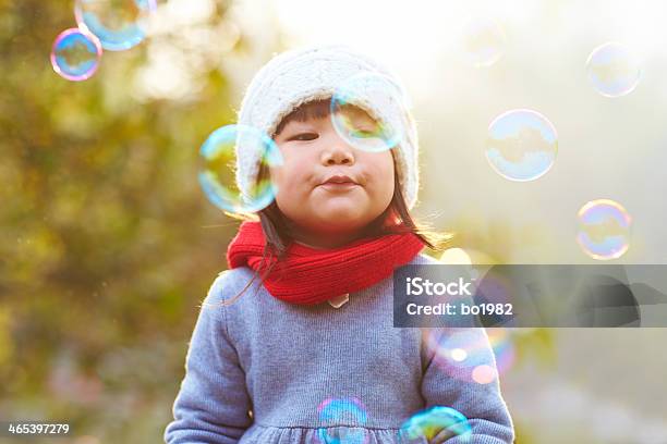 Foto de Menina Soprando Pensamento e mais fotos de stock de 2-3 Anos - 2-3 Anos, Asiático e indiano, Bolha - Estrutura física