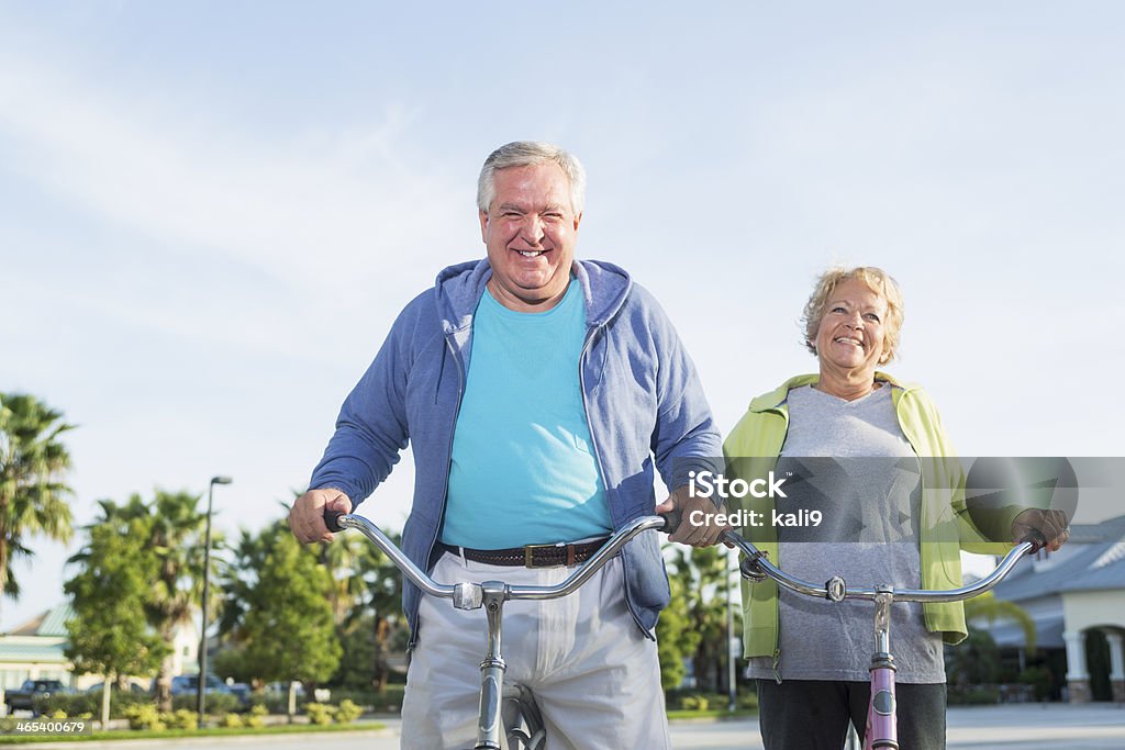 Senior coppia biciclette equitazione - Foto stock royalty-free di 60-69 anni