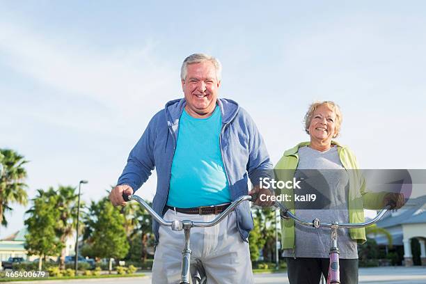 Senior Coppia Biciclette Equitazione - Fotografie stock e altre immagini di 60-69 anni - 60-69 anni, 70-79 anni, Abbigliamento casual