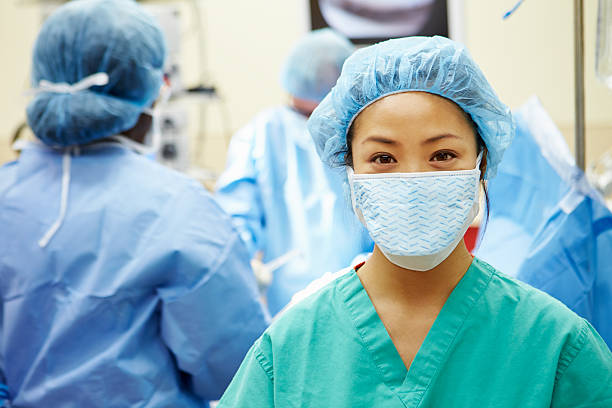 портрет медсестра работает в операционной театр - surgical scrub стоковые фото и изображения