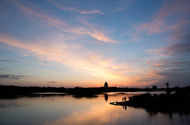 zachód słońca nad wascana jezioro w regina saskatchewan - wascana lake zdjęcia i obrazy z banku zdjęć